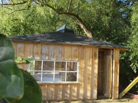 לינה וארוחת בוקר Treehouse Rabjerg