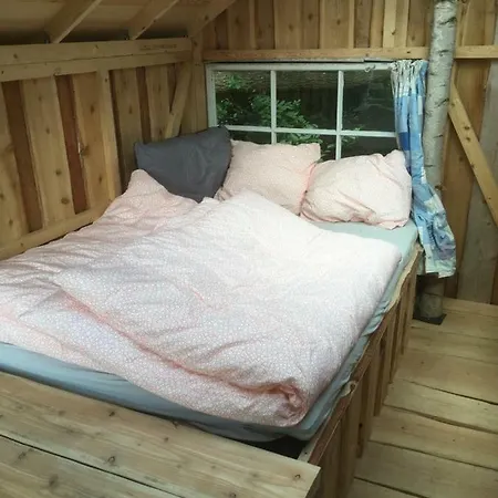 לינה וארוחת בוקר Treehouse Rabjerg